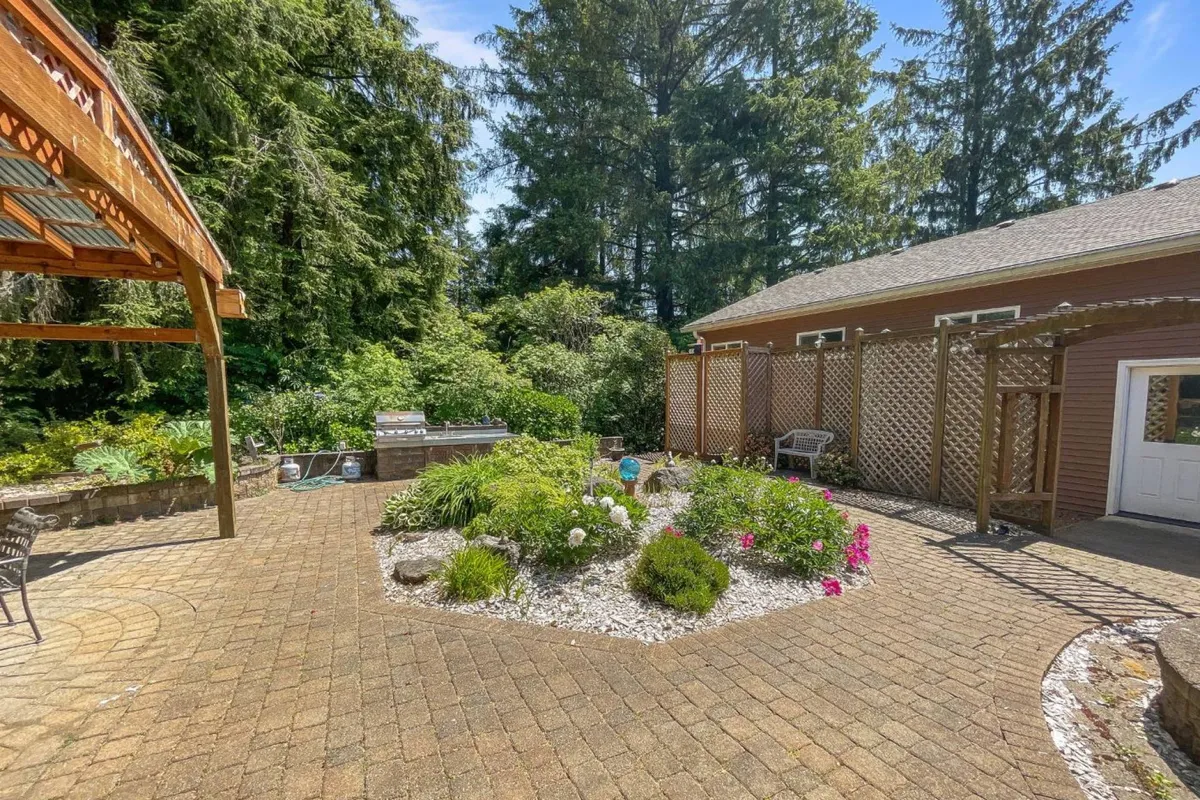 This exterior image showcases a tranquil garden area with comfortable seating, an inviting outdoor structure, and lush greenery—perfect for family gatherings. The space hints at activities like relaxing by a fire pit or enjoying morning coffee, reinforcing the retreat’s abundant outdoor opportunities for both people and pets.